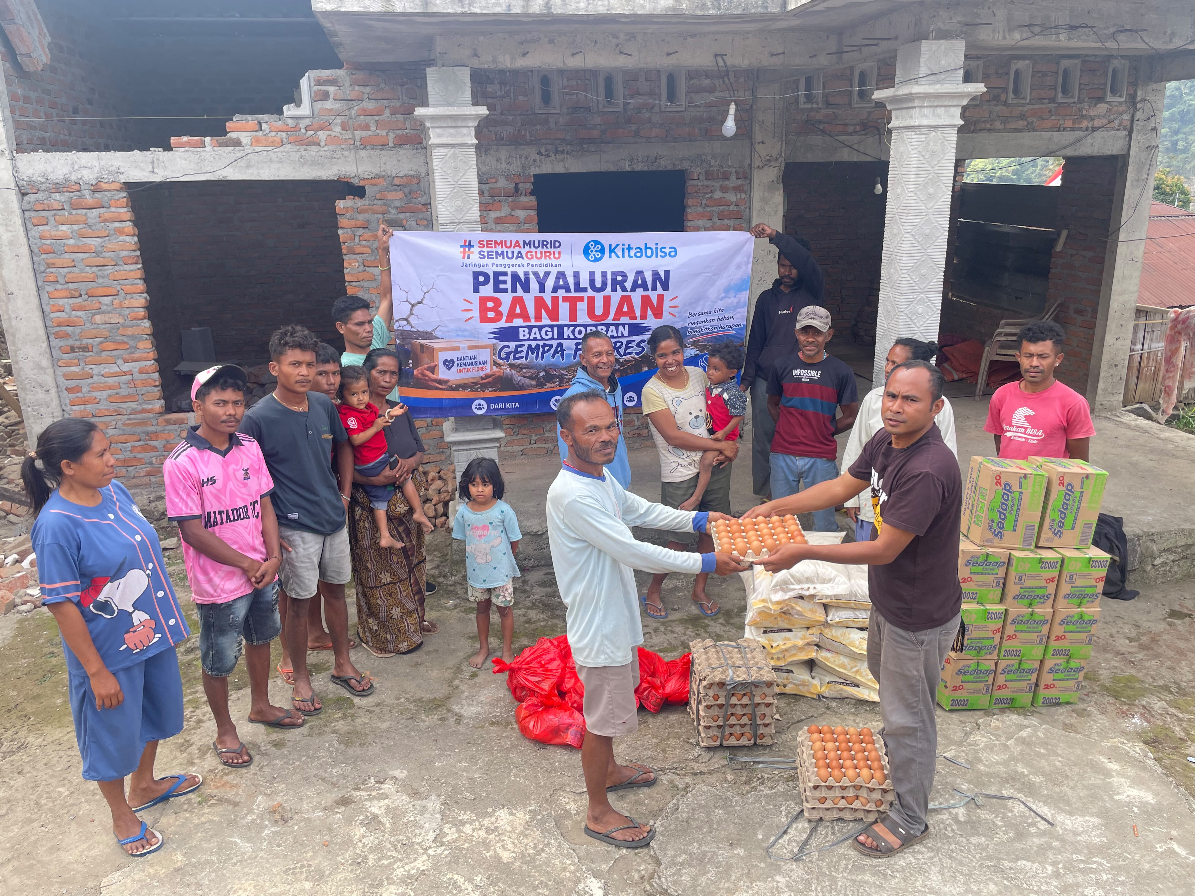 SMSG DAN KITABISA SALURKAN 50 PAKET SEMBAKO BAGI WARGA TERDAMPAK GEMPA FLORES DI KABUPATEN ENDE