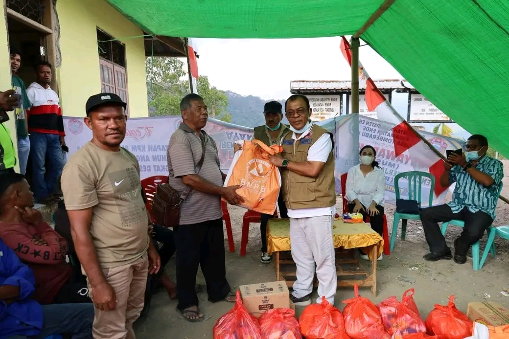 BUPATI ENDE YOSEPH BENEDIKTUS BADEODA MENYERAHKAN BANTUAAN