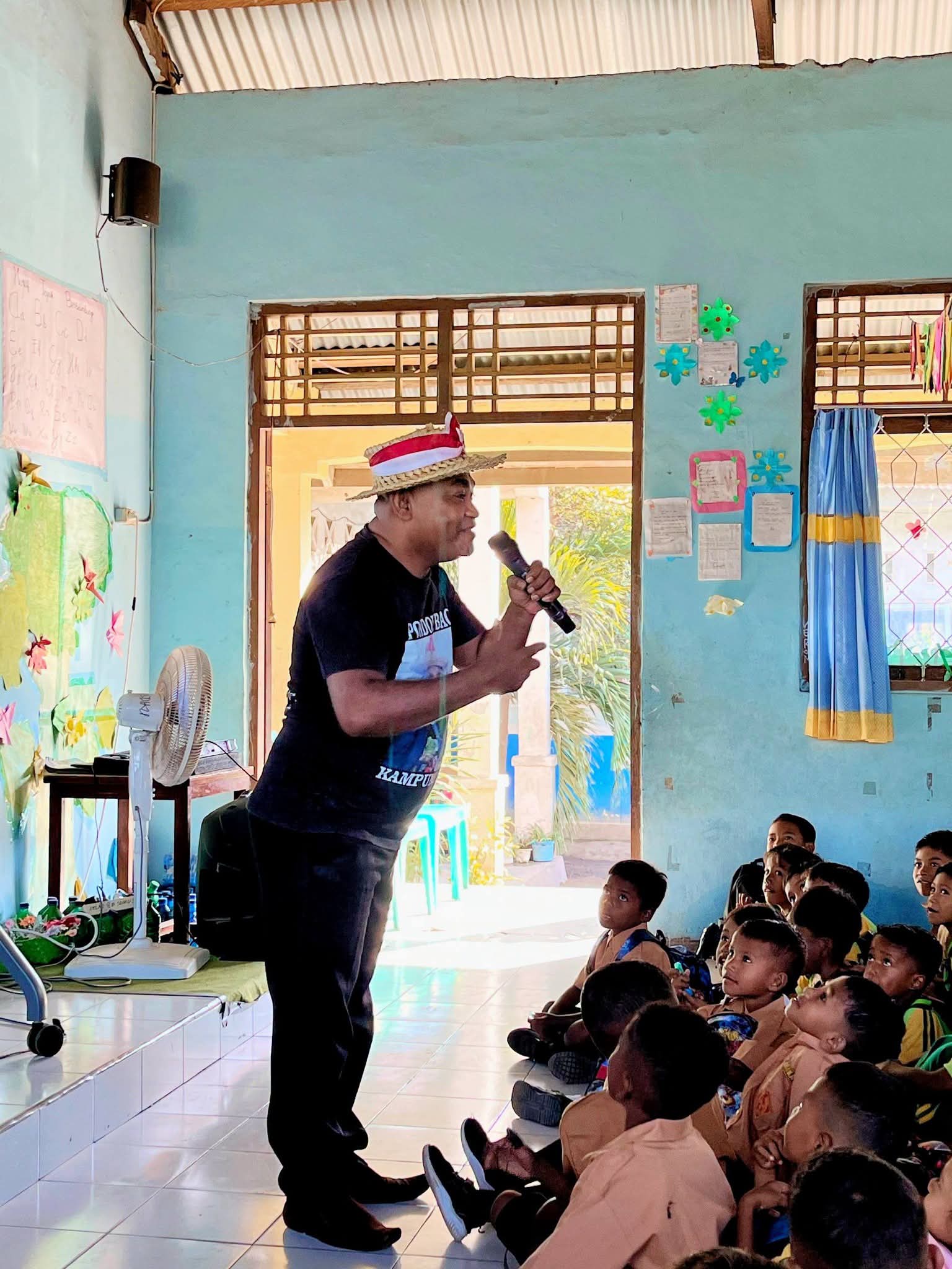 Menyemai Benih Cahaya: Safari Literasi Yanto De Flores Di SDI Kota Uneng